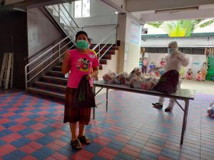 มอบถุงยังชีพให้แก่ผู้พักอาศัยโครงการเจริญสินธานี อมตะ ที่เป็นกลุ่มเสี่ยงติดเชื้อโควิด-19